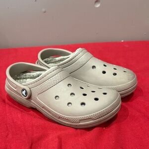 Beige crocs for men or women
Womens 9, men’s 7